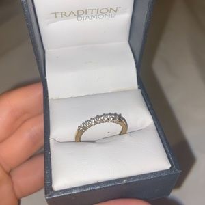10kt Gold ring with 7 .3ct Diamonds